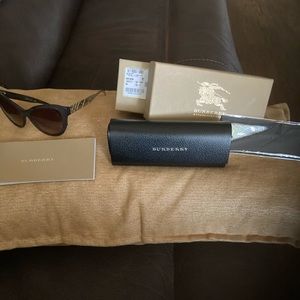 Burberry Cat eye Sunglasses